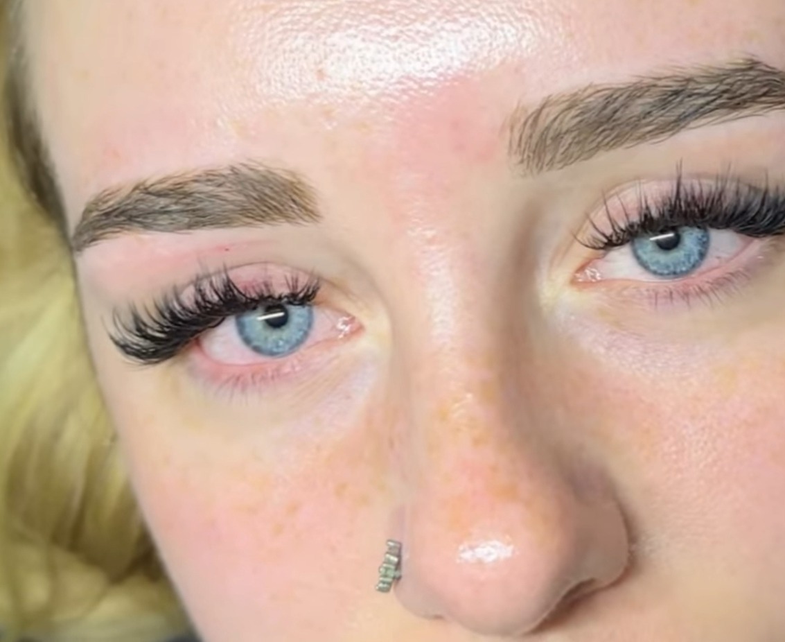 Lash extensions en verzorgde wenkbrauwen bij blauwe ogen