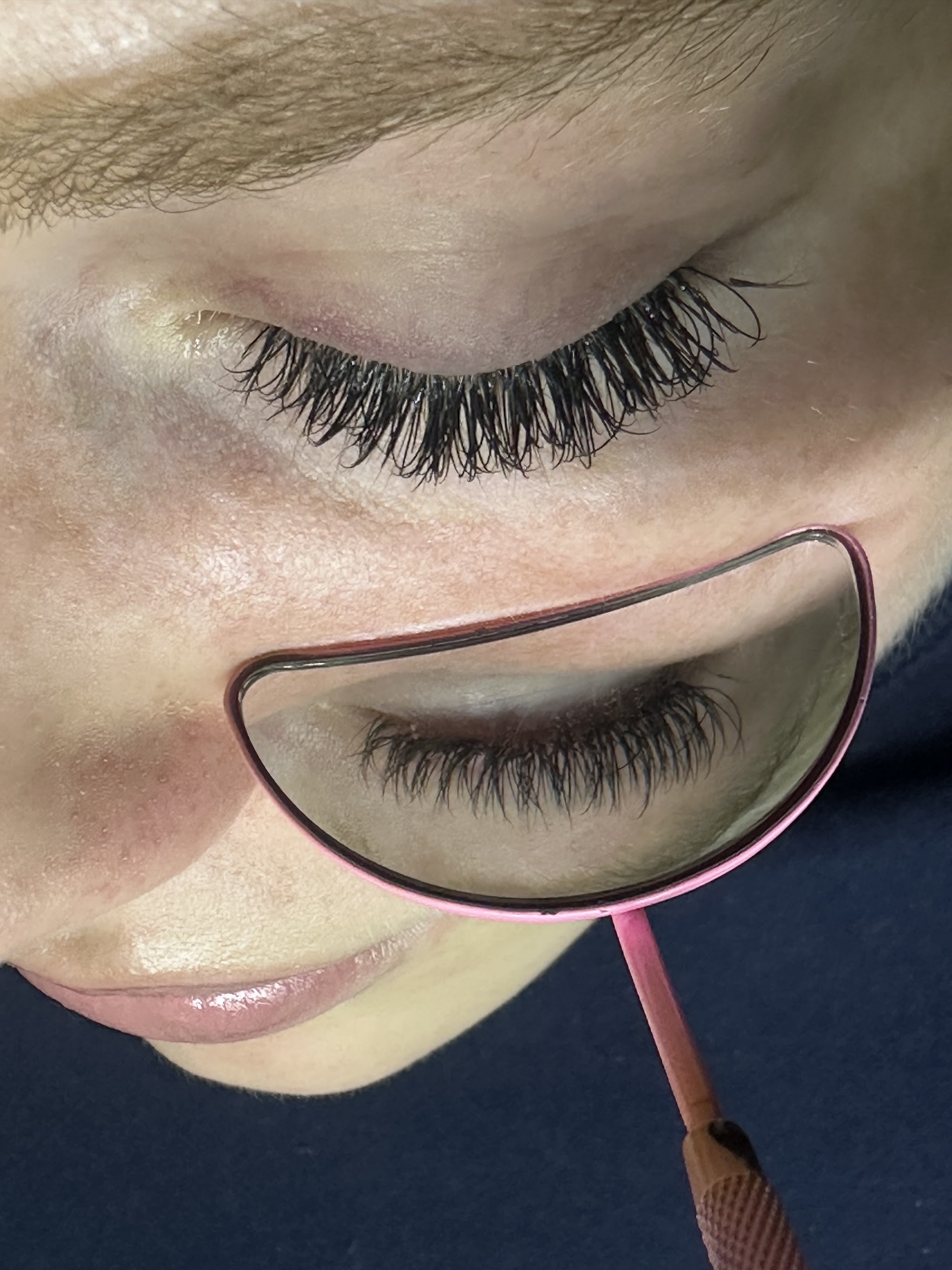 Volume lash set, bekeken in een roze lash spiegel